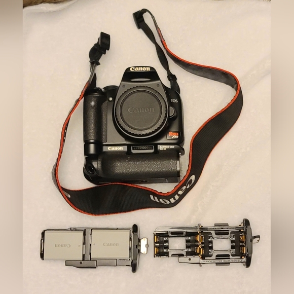 Canon EOS 450D / Rebel XSI DSLR with Battery Grip BG-ES Digital